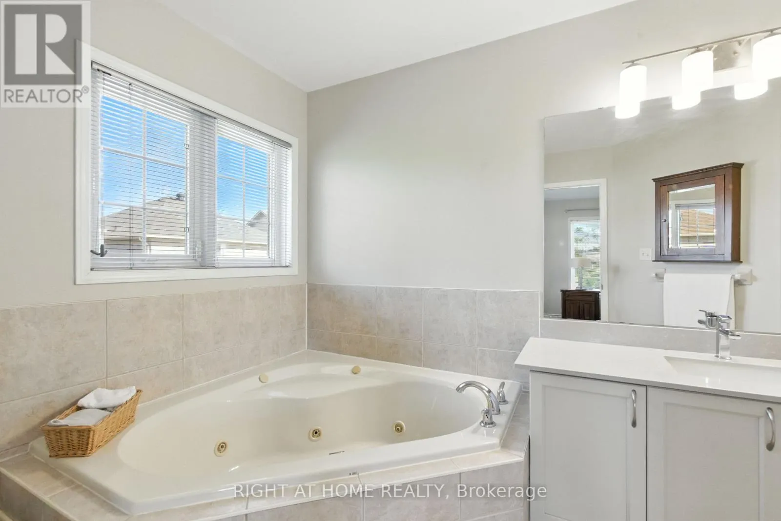 1233 LAMONT CRESCENT