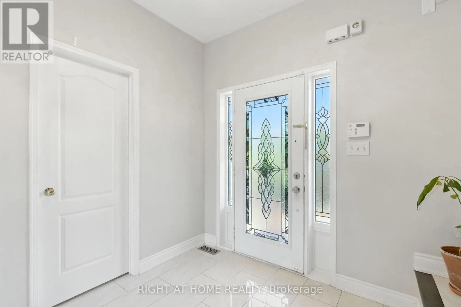 1233 LAMONT CRESCENT