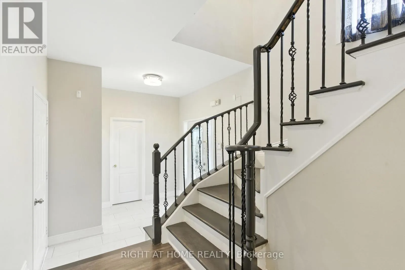 1233 LAMONT CRESCENT