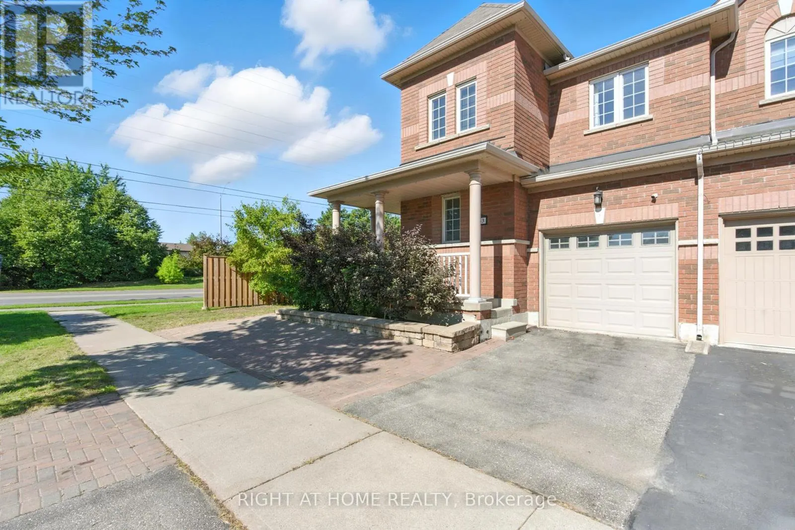 1233 LAMONT CRESCENT