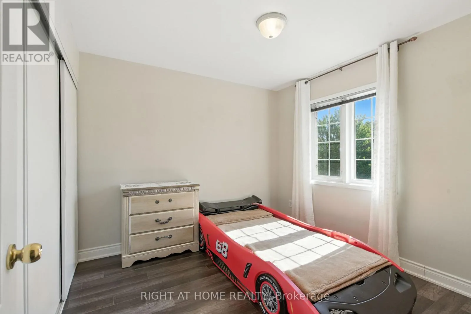 1233 LAMONT CRESCENT