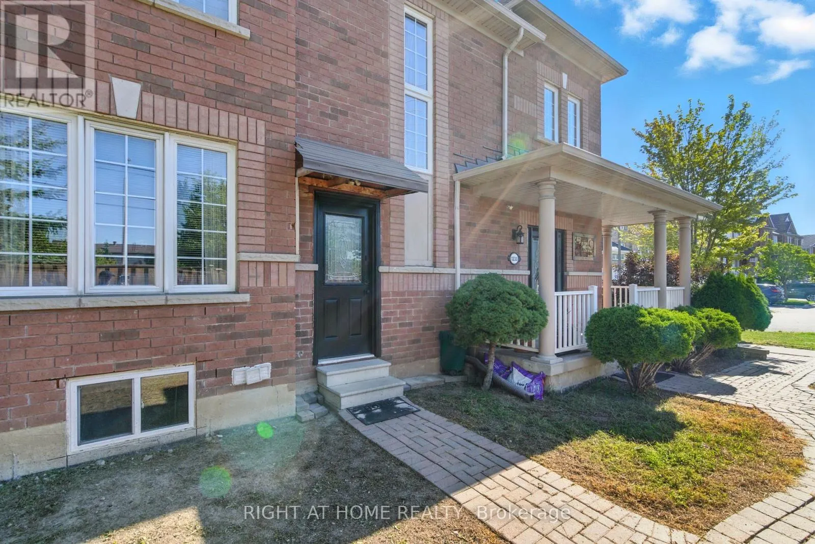 1233 LAMONT CRESCENT