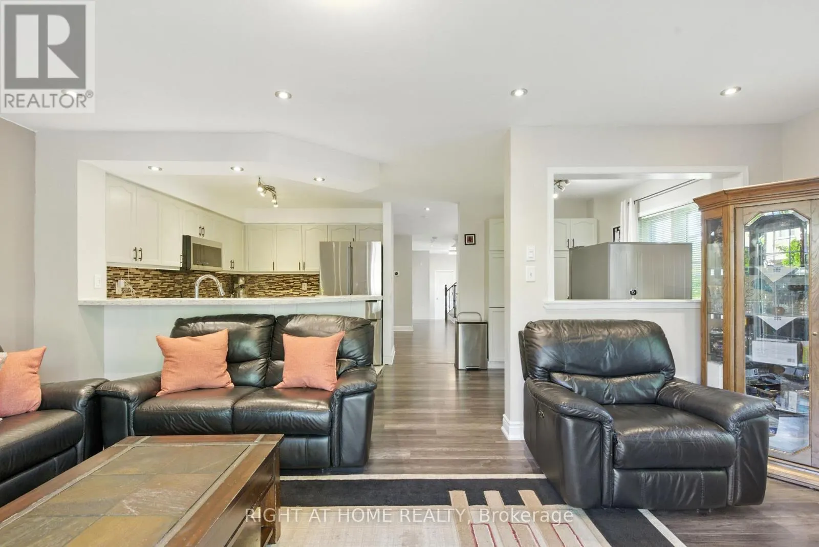 1233 LAMONT CRESCENT