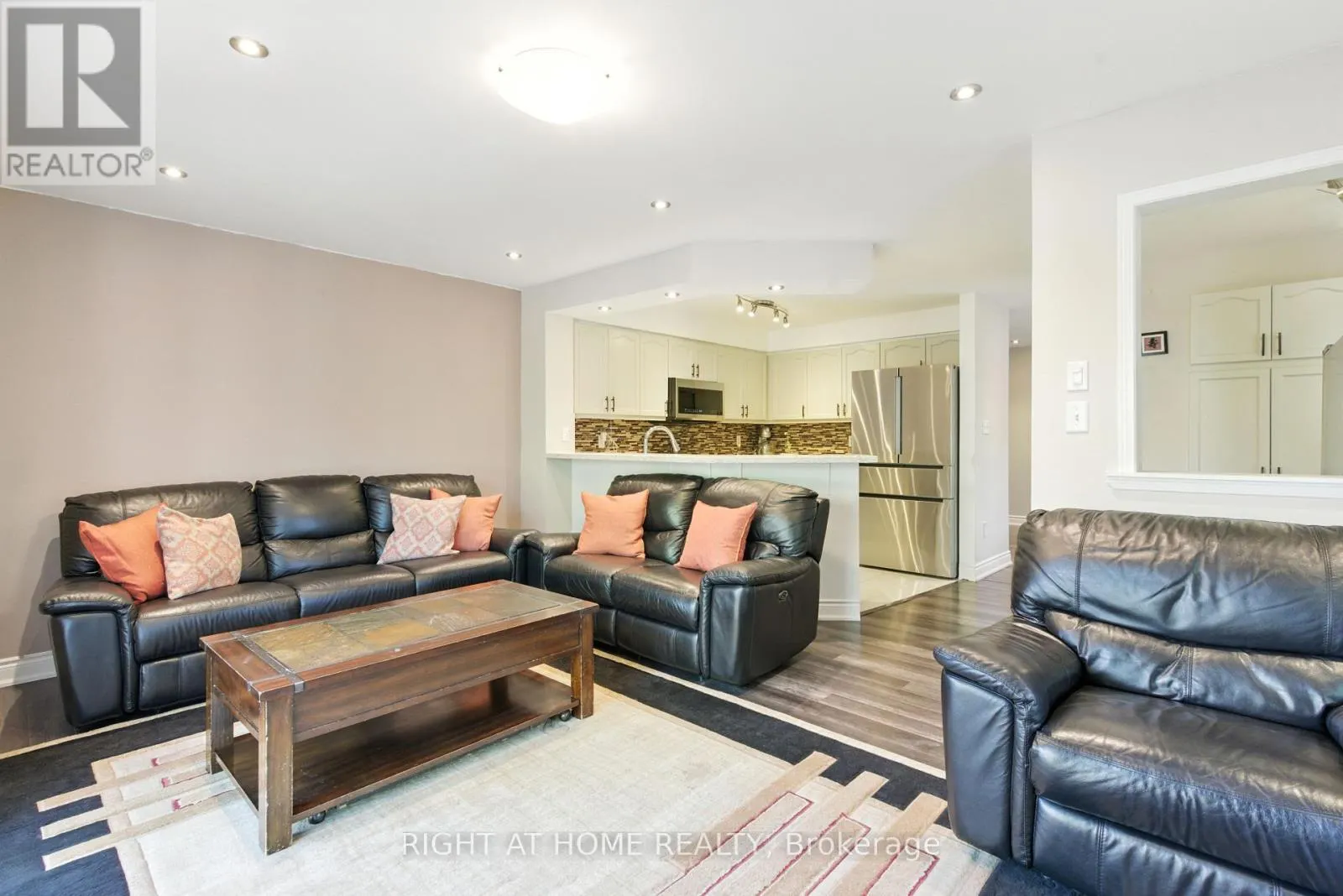 1233 LAMONT CRESCENT