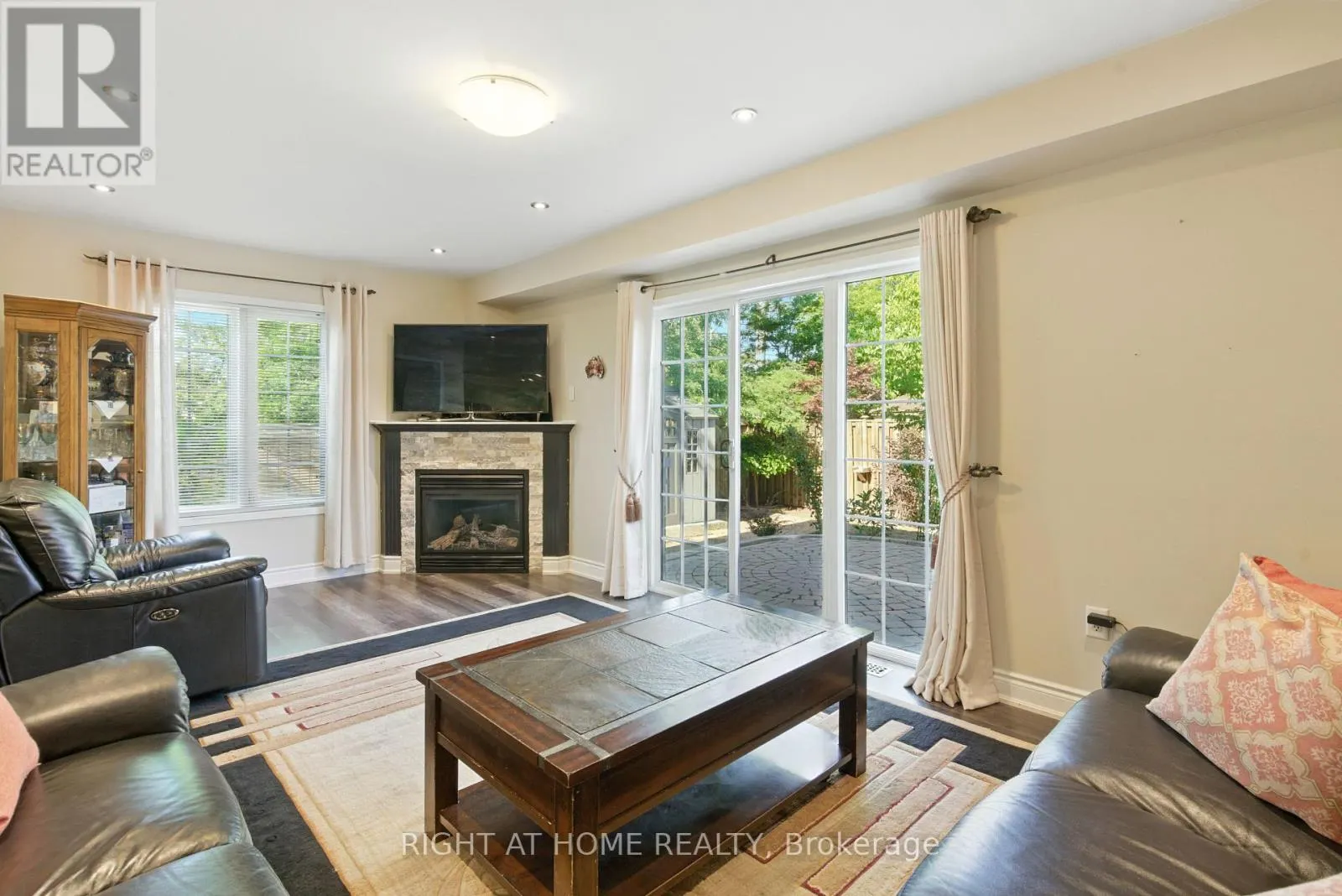 1233 LAMONT CRESCENT