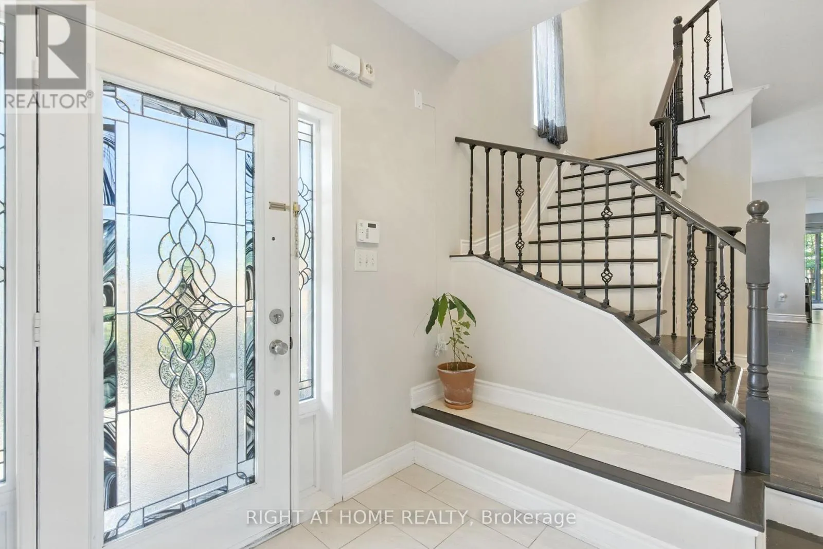 1233 LAMONT CRESCENT
