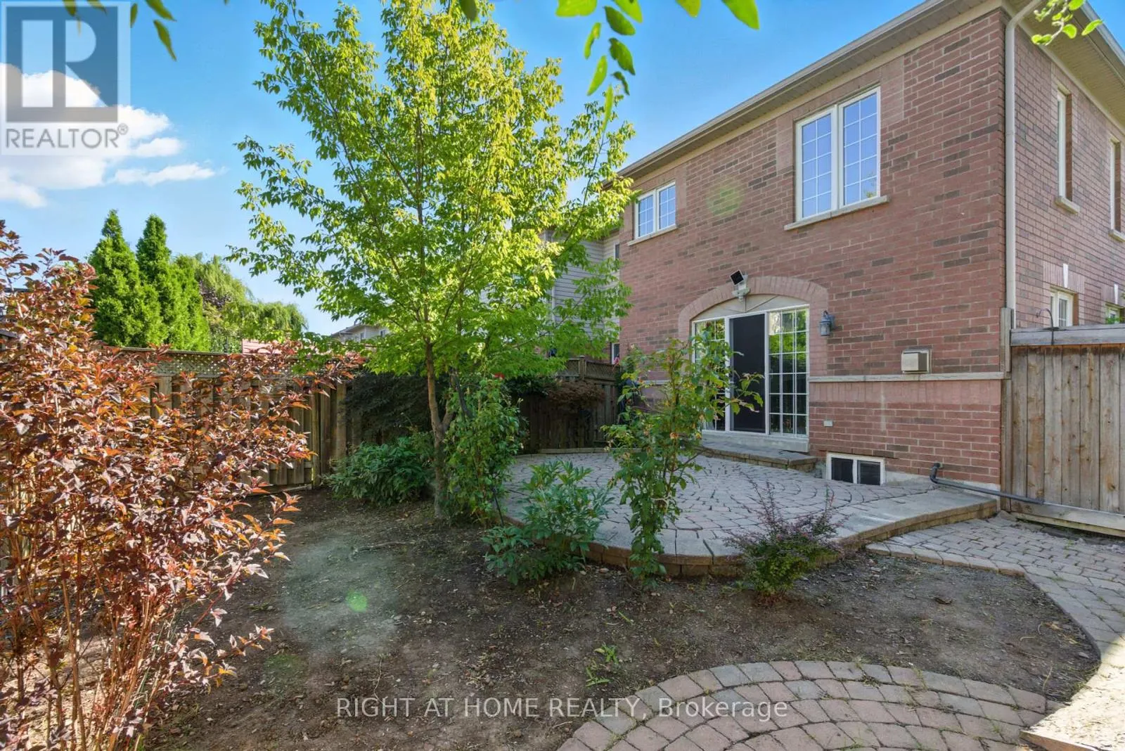 1233 LAMONT CRESCENT