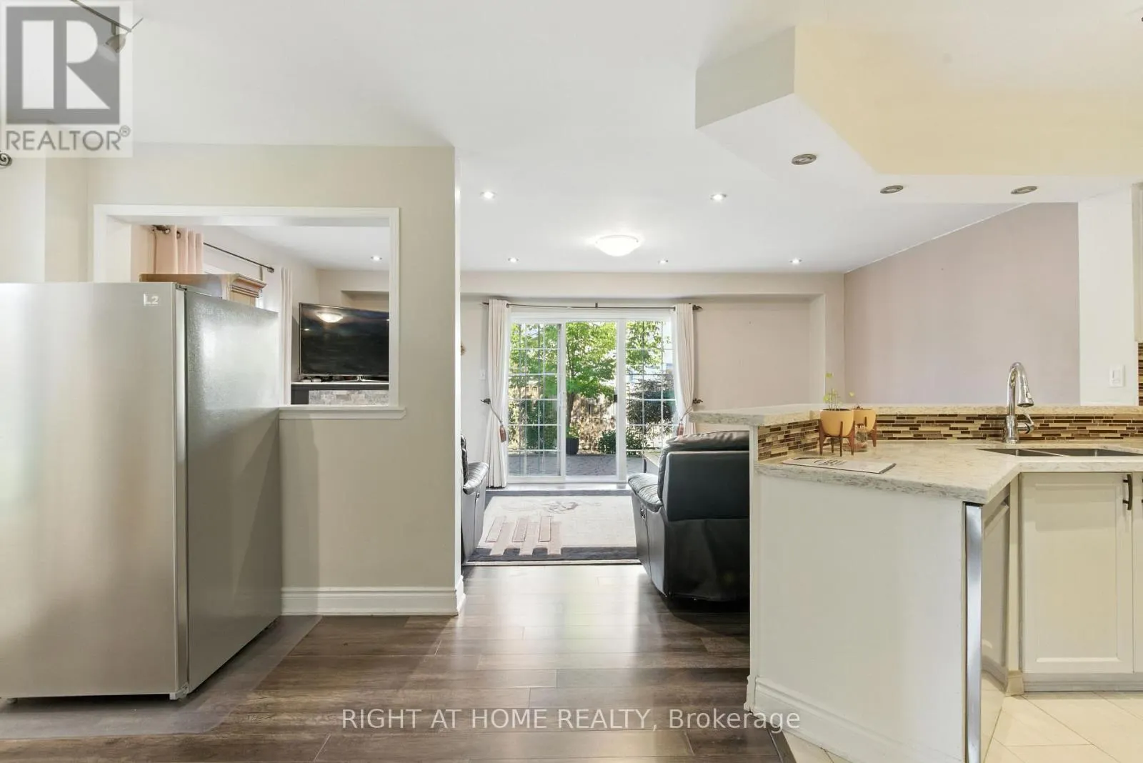 1233 LAMONT CRESCENT