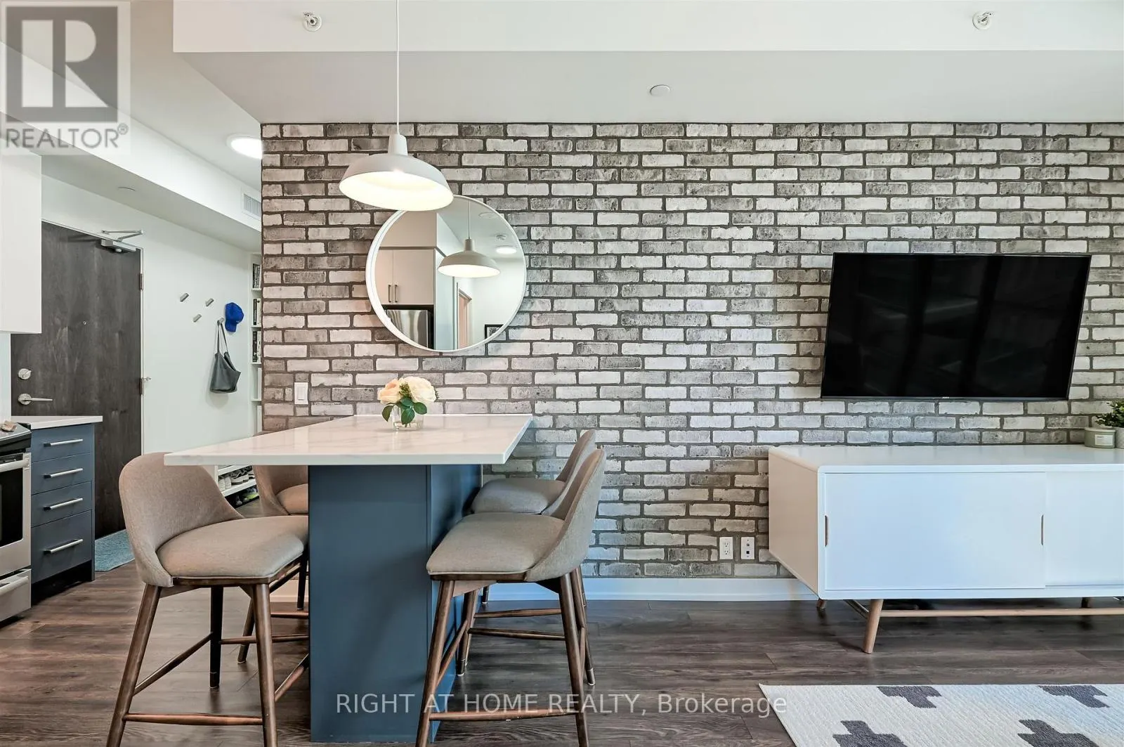 620 - 10 PARK LAWN ROAD