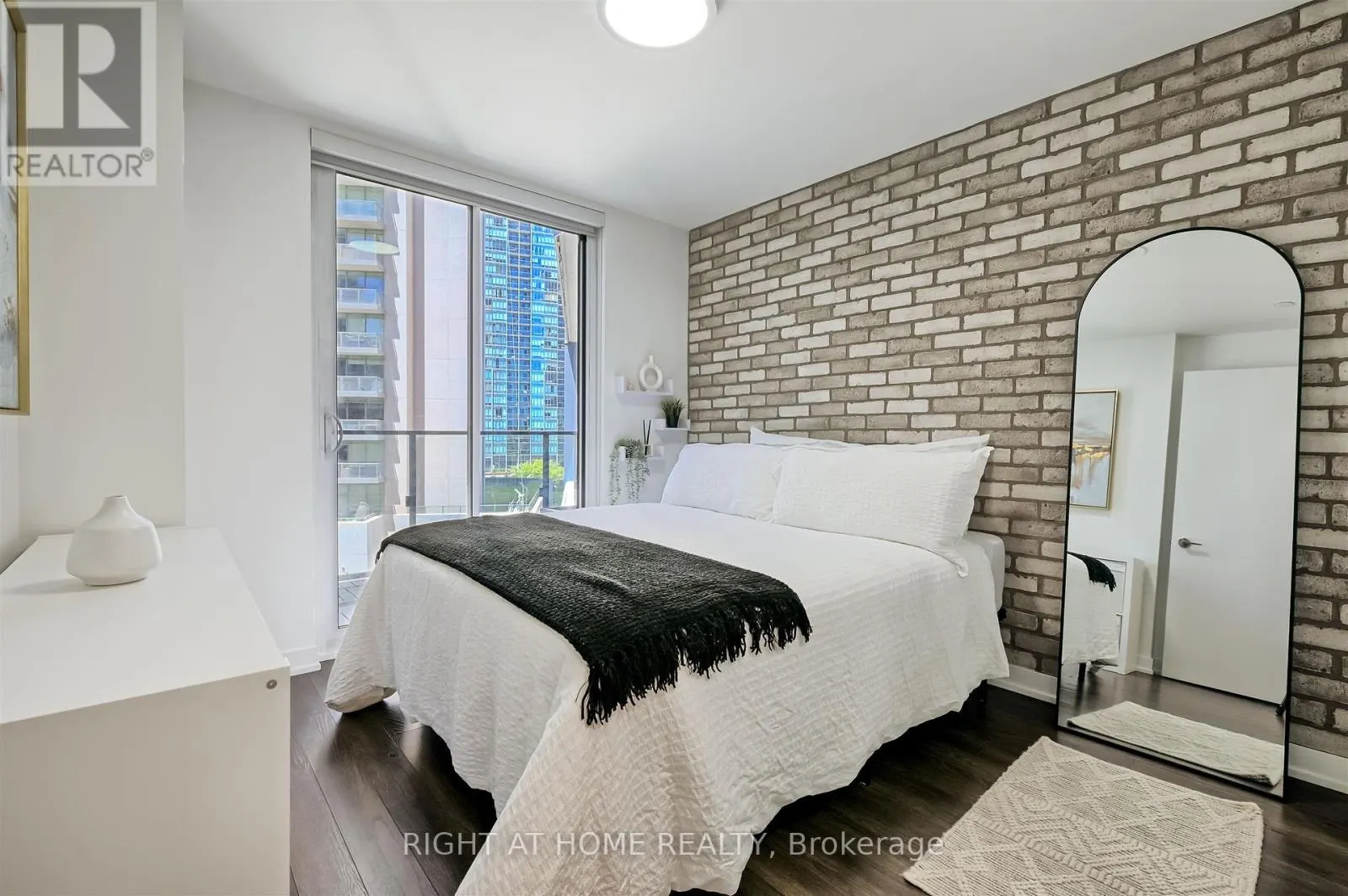 620 - 10 PARK LAWN ROAD