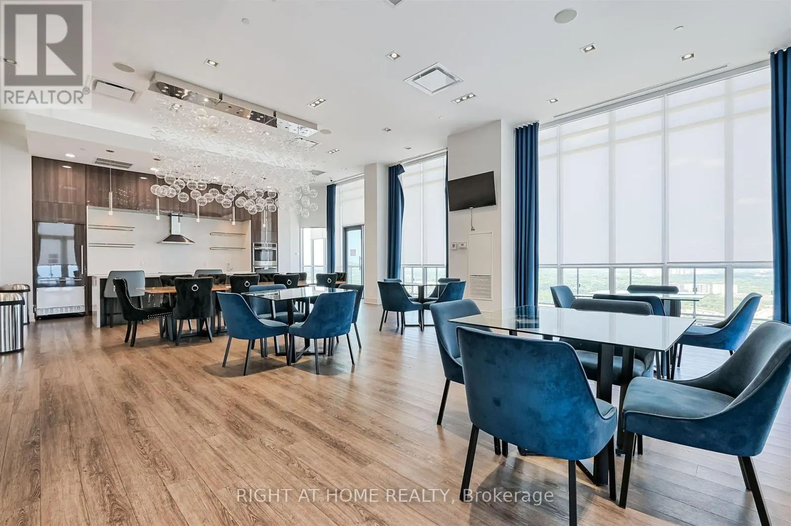 620 - 10 PARK LAWN ROAD