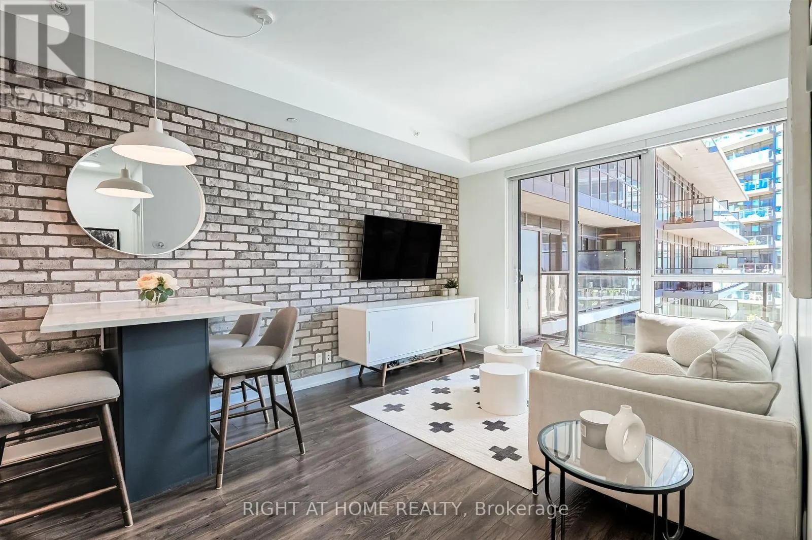620 - 10 PARK LAWN ROAD