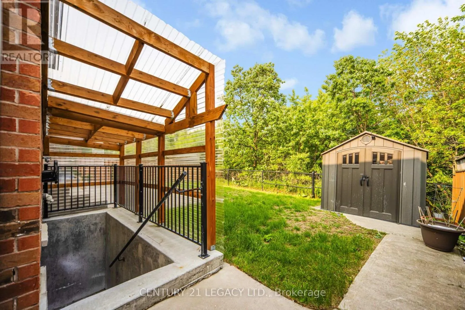 28 SUNNYBROOK CRESCENT