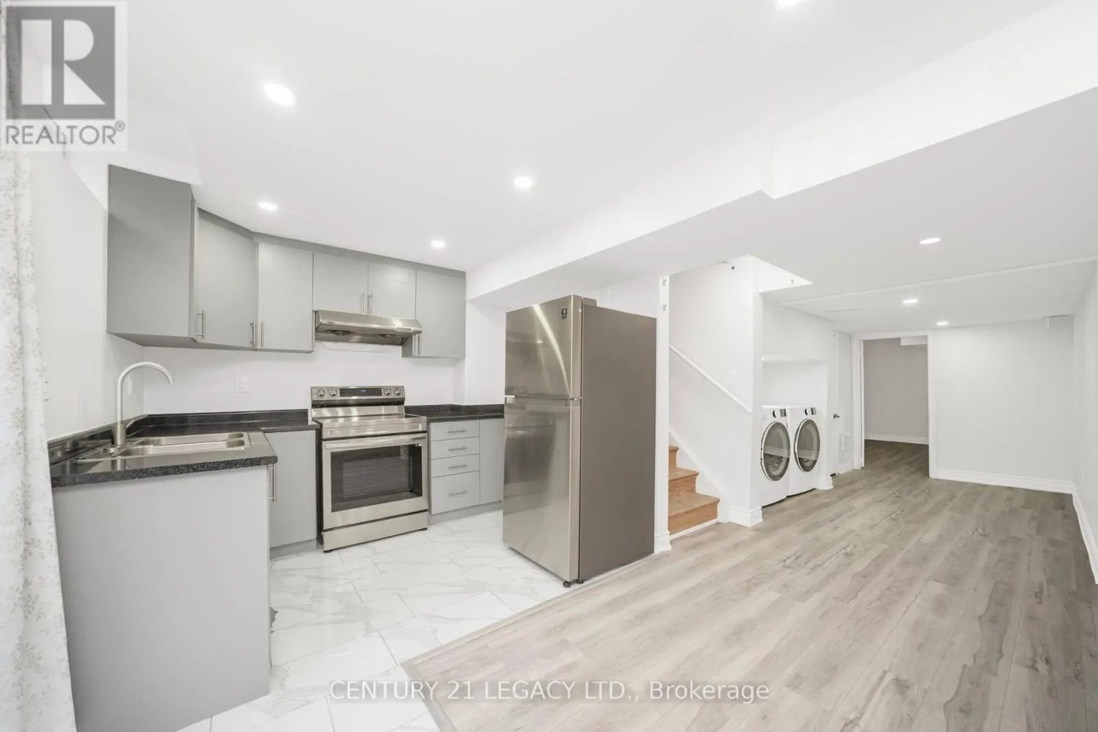28 SUNNYBROOK CRESCENT