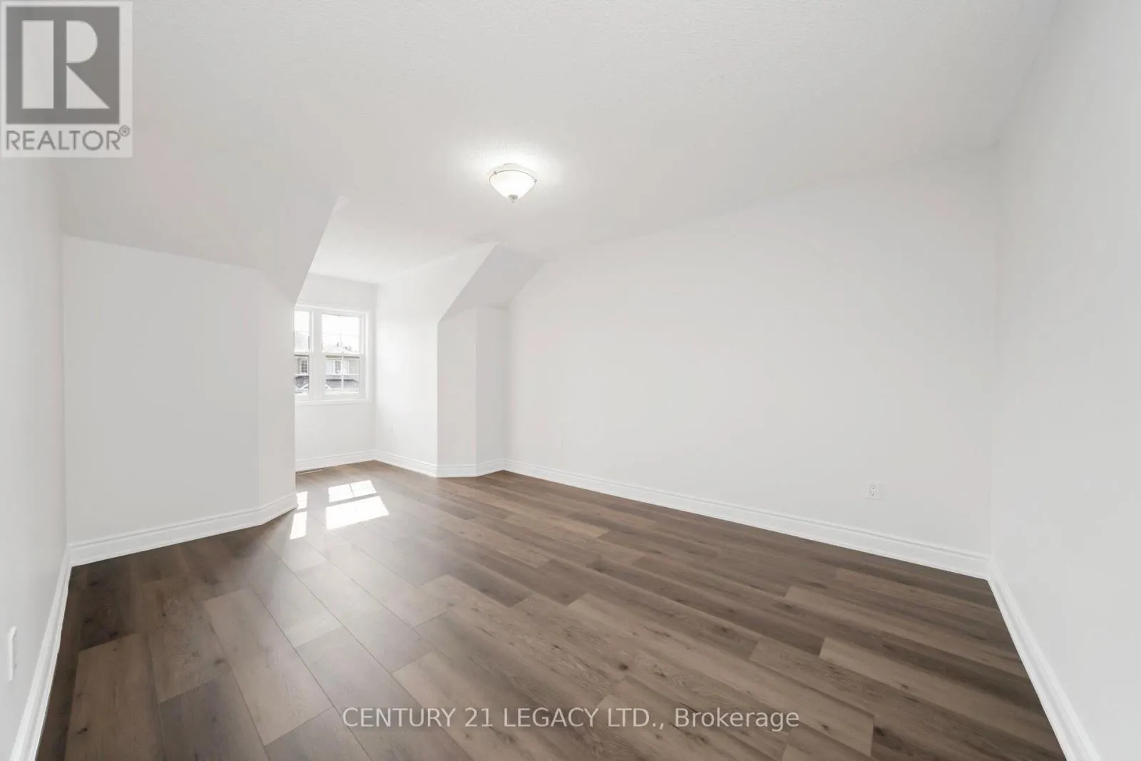 28 SUNNYBROOK CRESCENT
