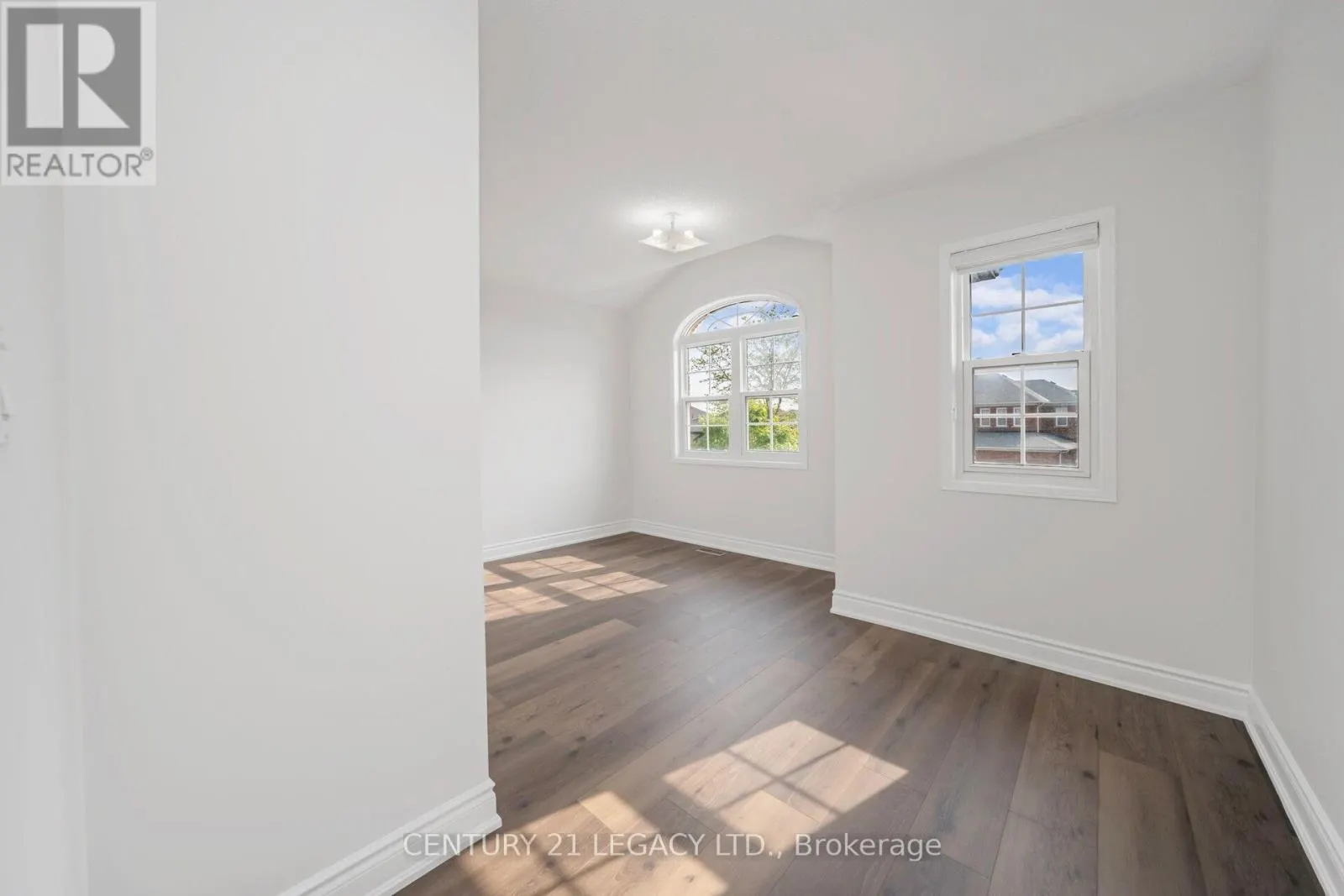 28 SUNNYBROOK CRESCENT