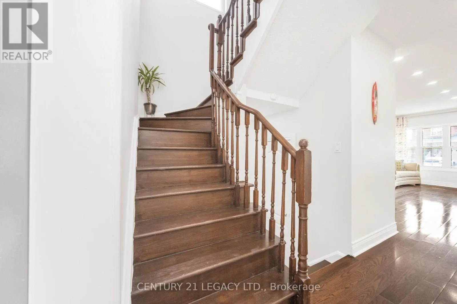28 SUNNYBROOK CRESCENT