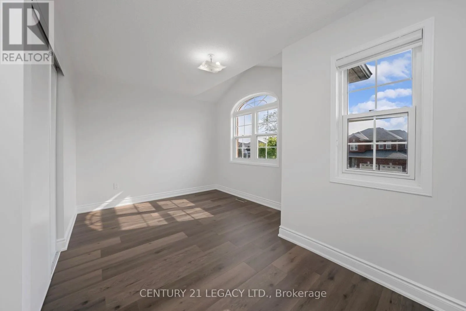 28 SUNNYBROOK CRESCENT