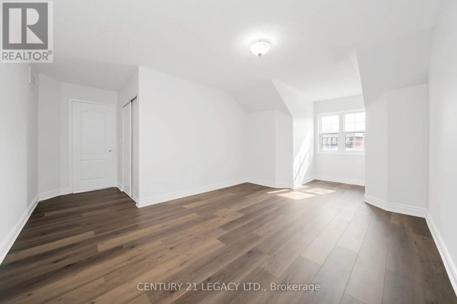 28 SUNNYBROOK CRESCENT