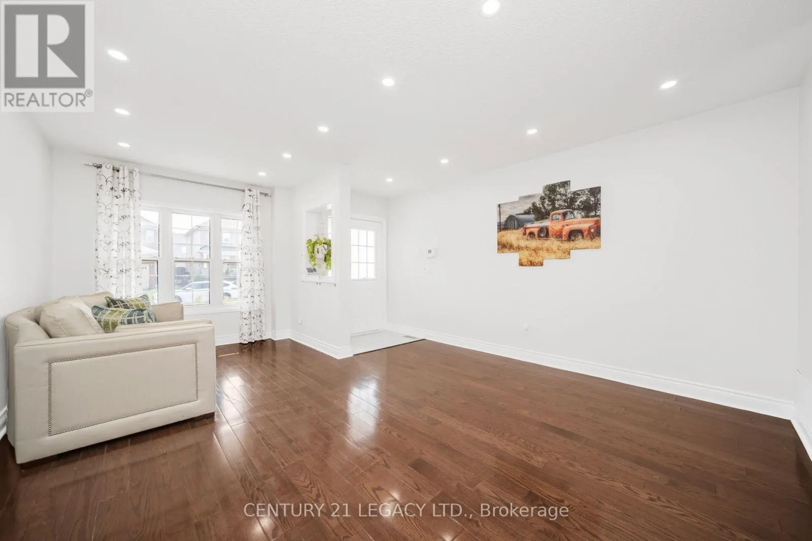 28 SUNNYBROOK CRESCENT