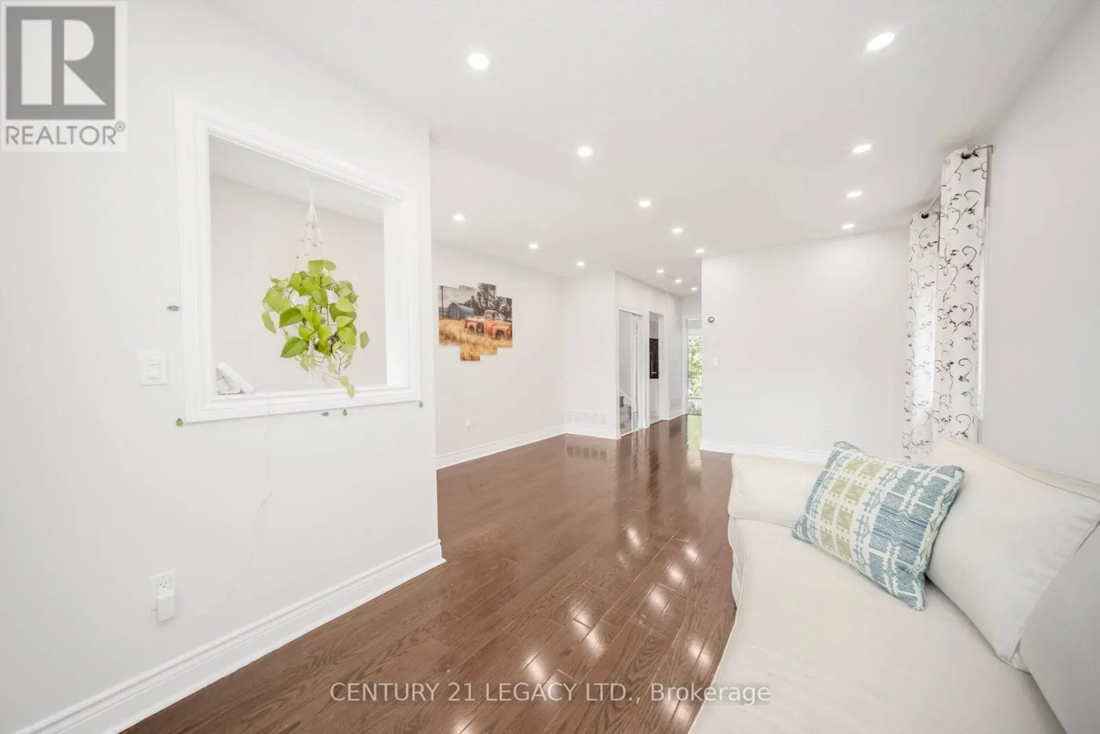 28 SUNNYBROOK CRESCENT