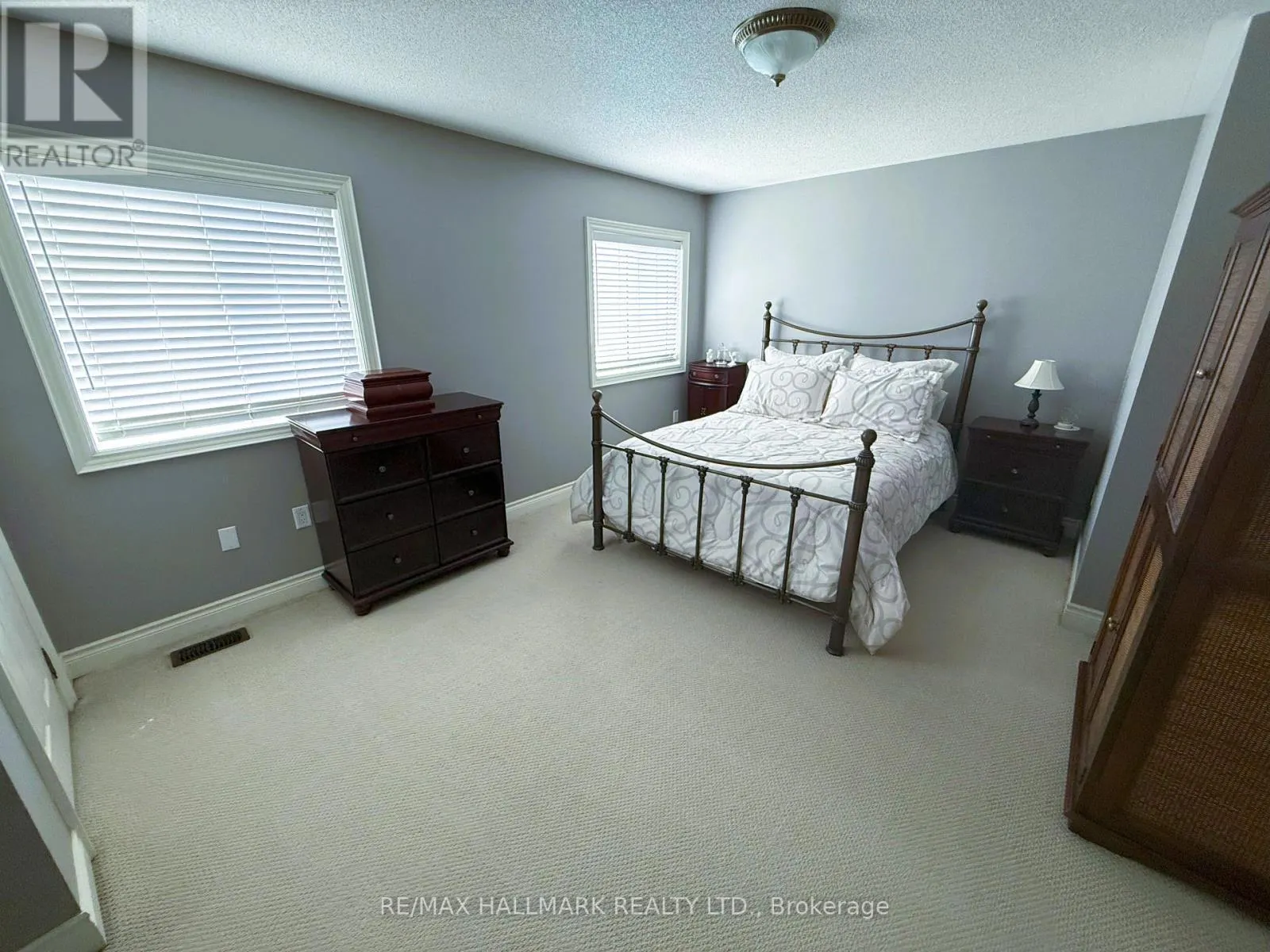 215 QUEENSLEA AVENUE S
