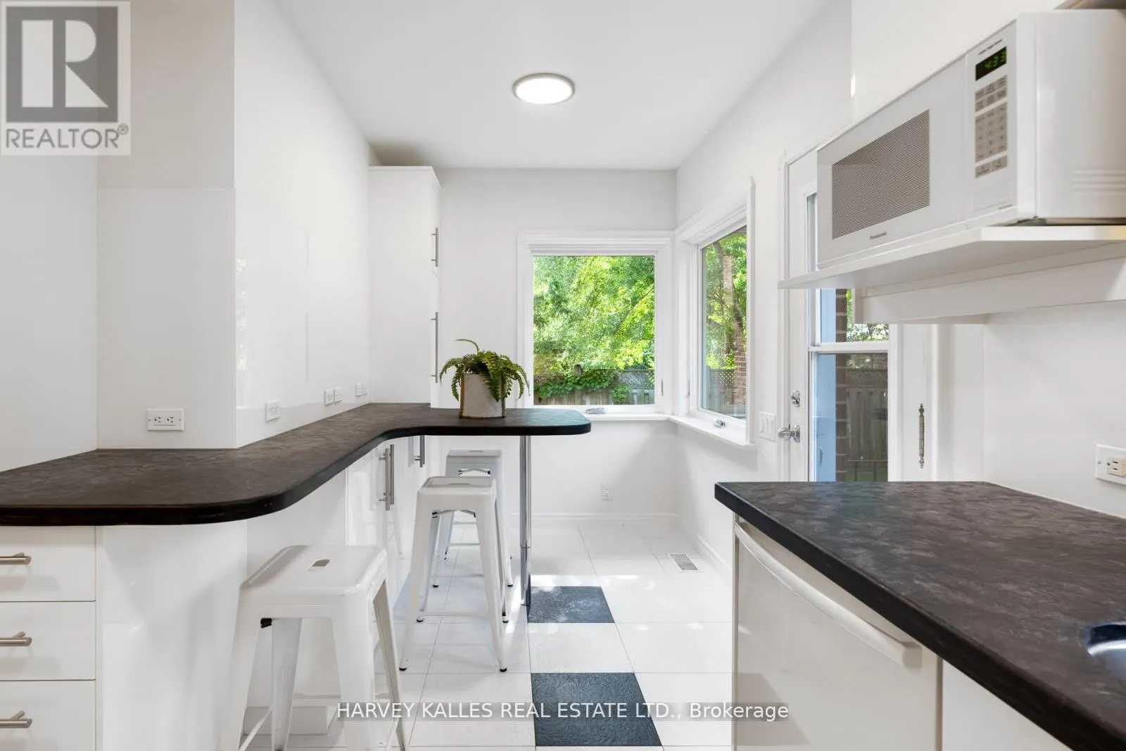 10 NORTHOLT COURT