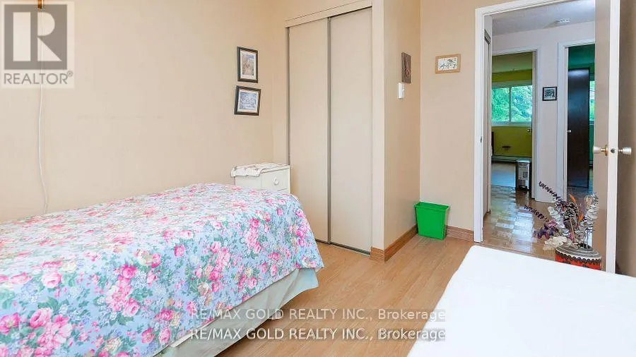 17 GREENHILLS SQUARE