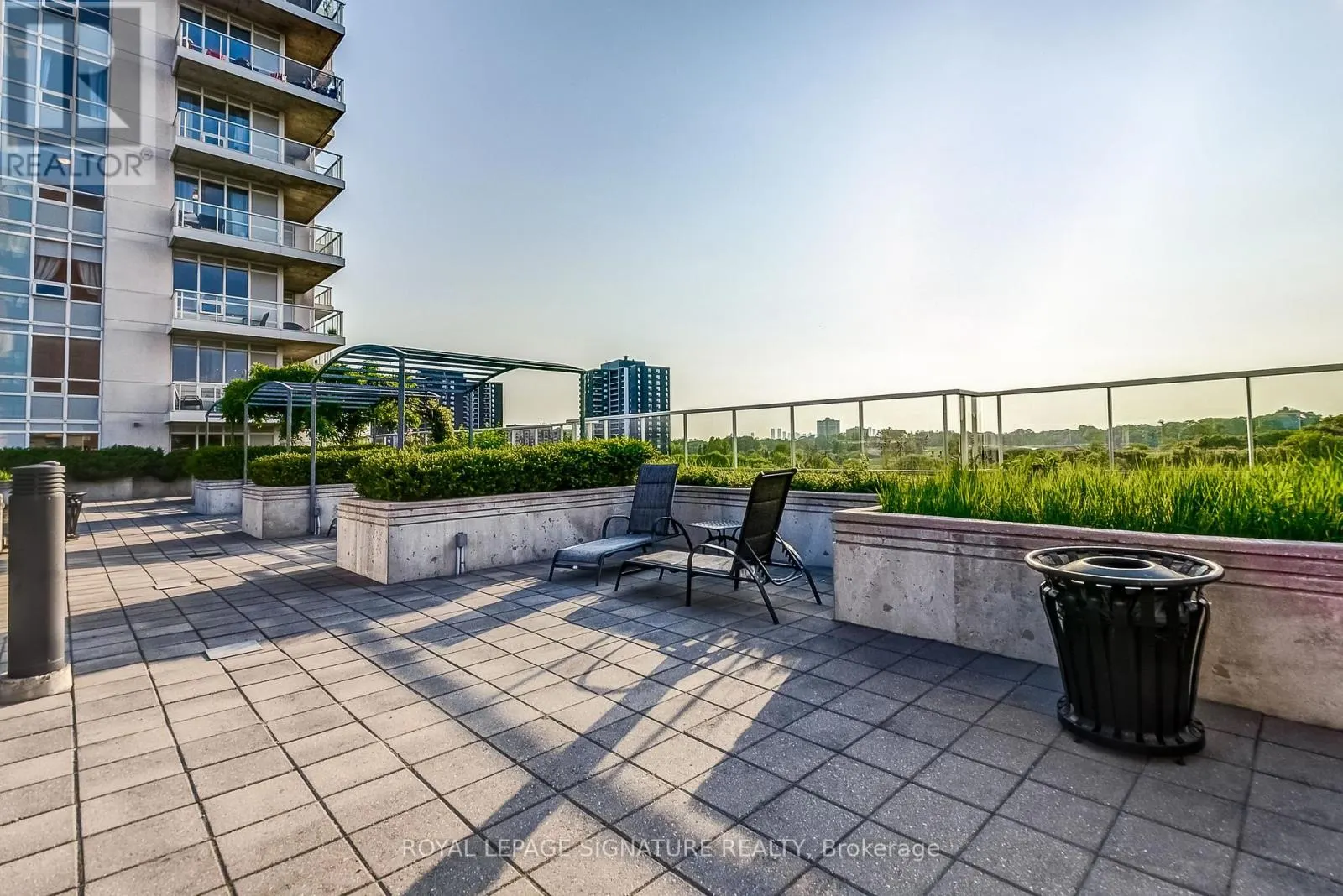 320 - 3865 LAKE SHORE BOULEVARD W