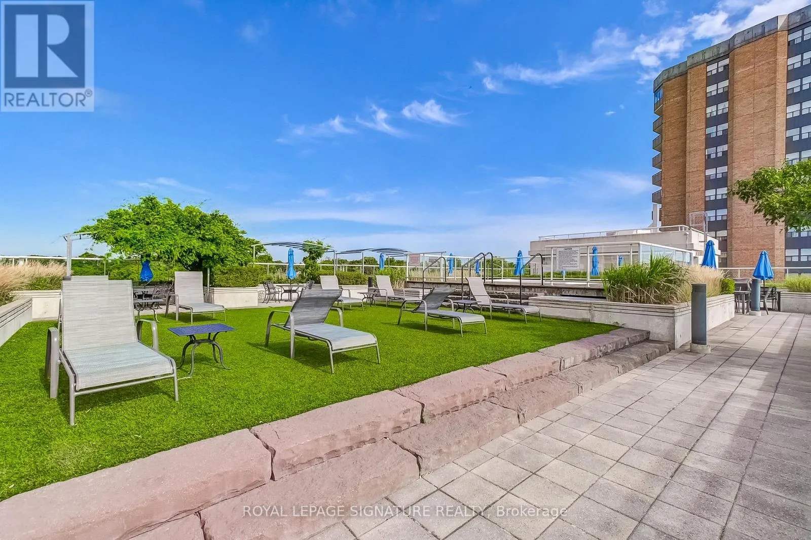 320 - 3865 LAKE SHORE BOULEVARD W