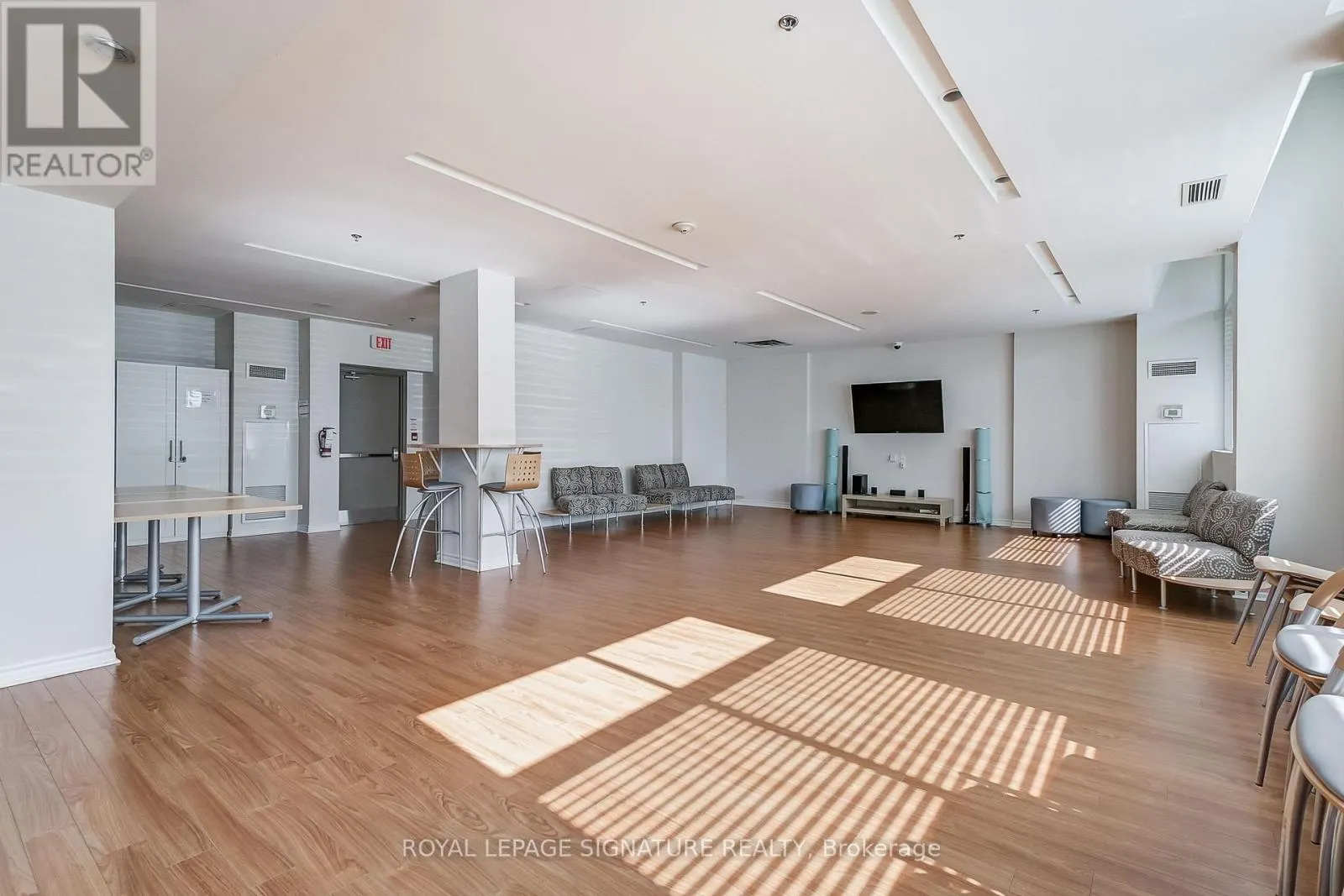 320 - 3865 LAKE SHORE BOULEVARD W