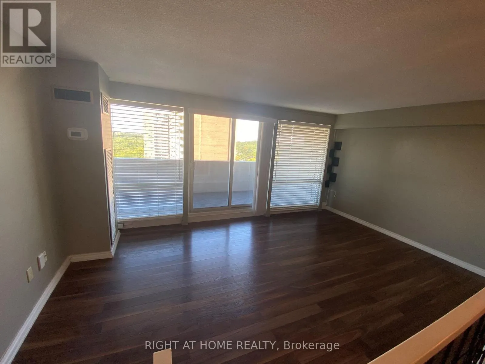1304 - 240 SCARLETT ROAD