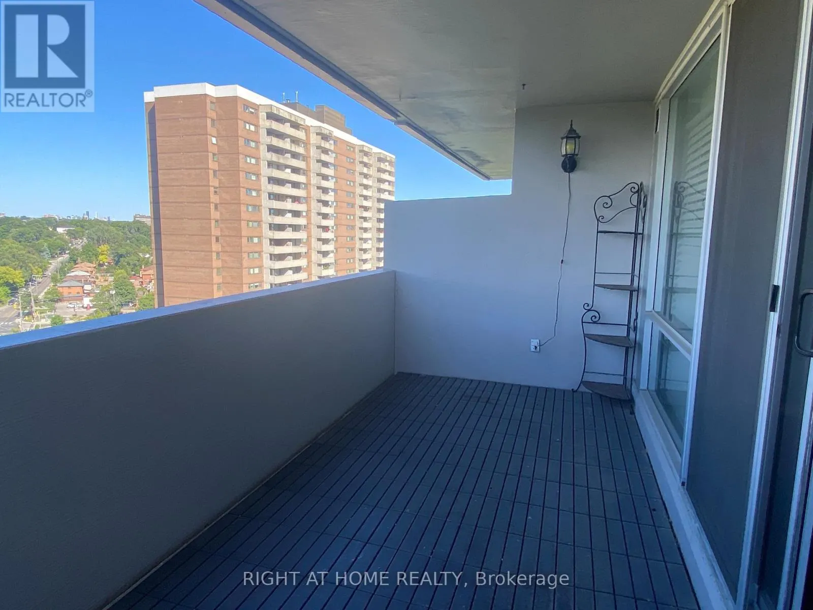 1304 - 240 SCARLETT ROAD