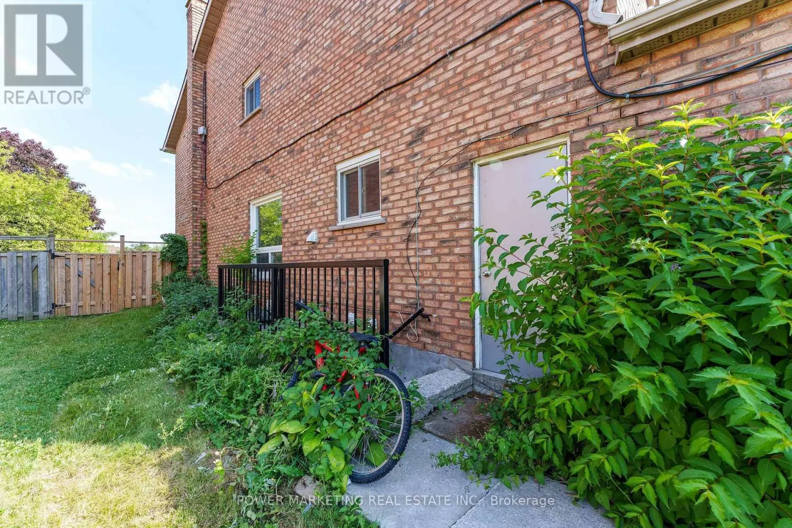 3 NEWBURY CRESCENT