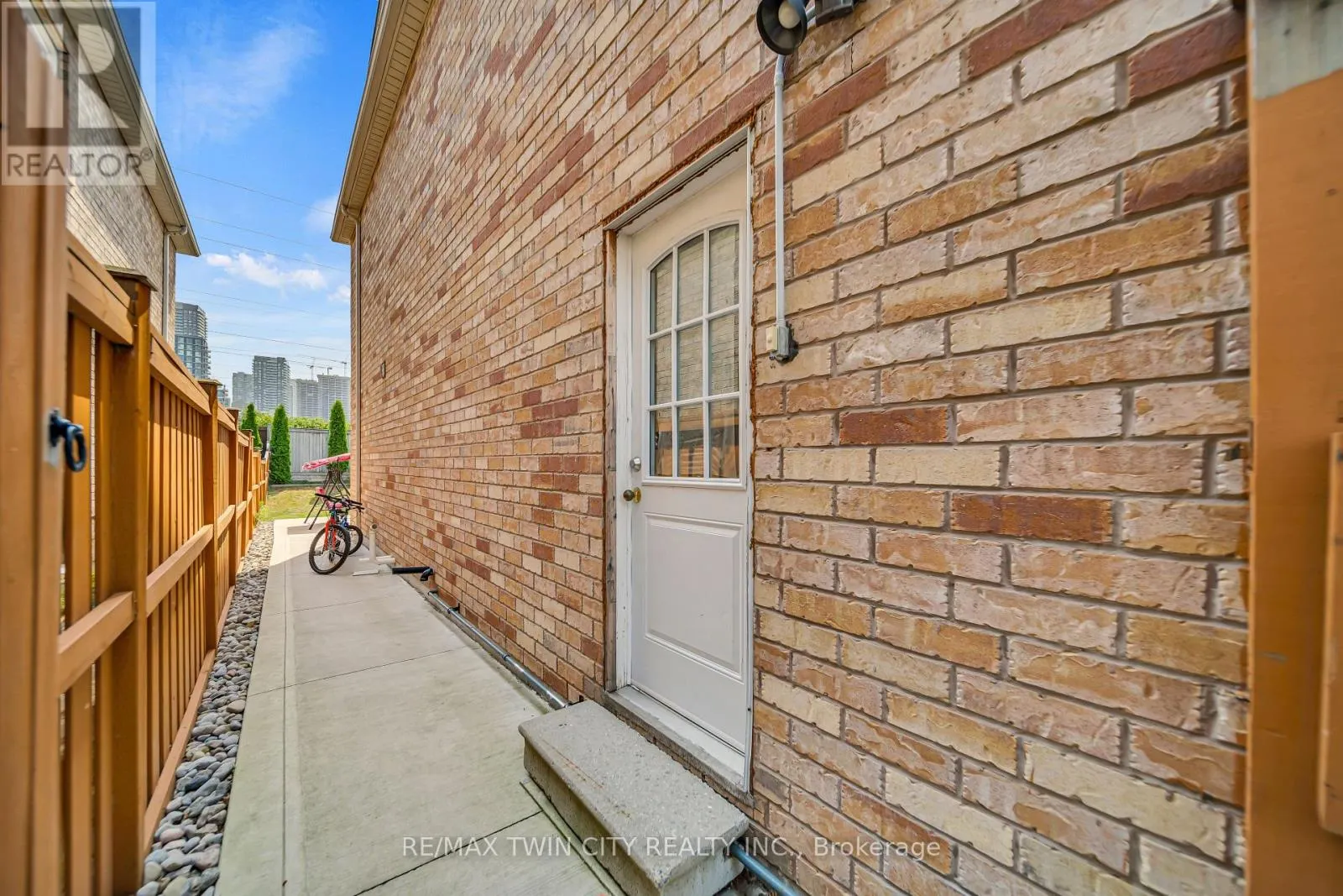 562 ORANGE WALK CRESCENT