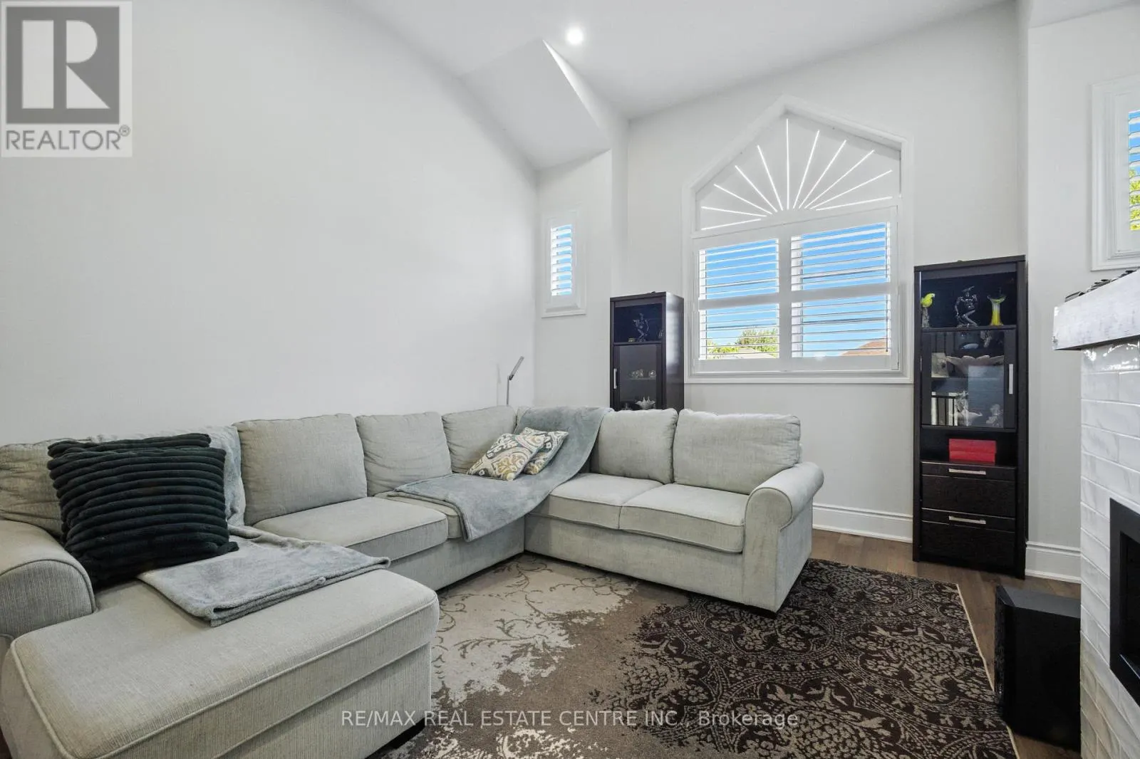 2 BRAMOAK CRESCENT