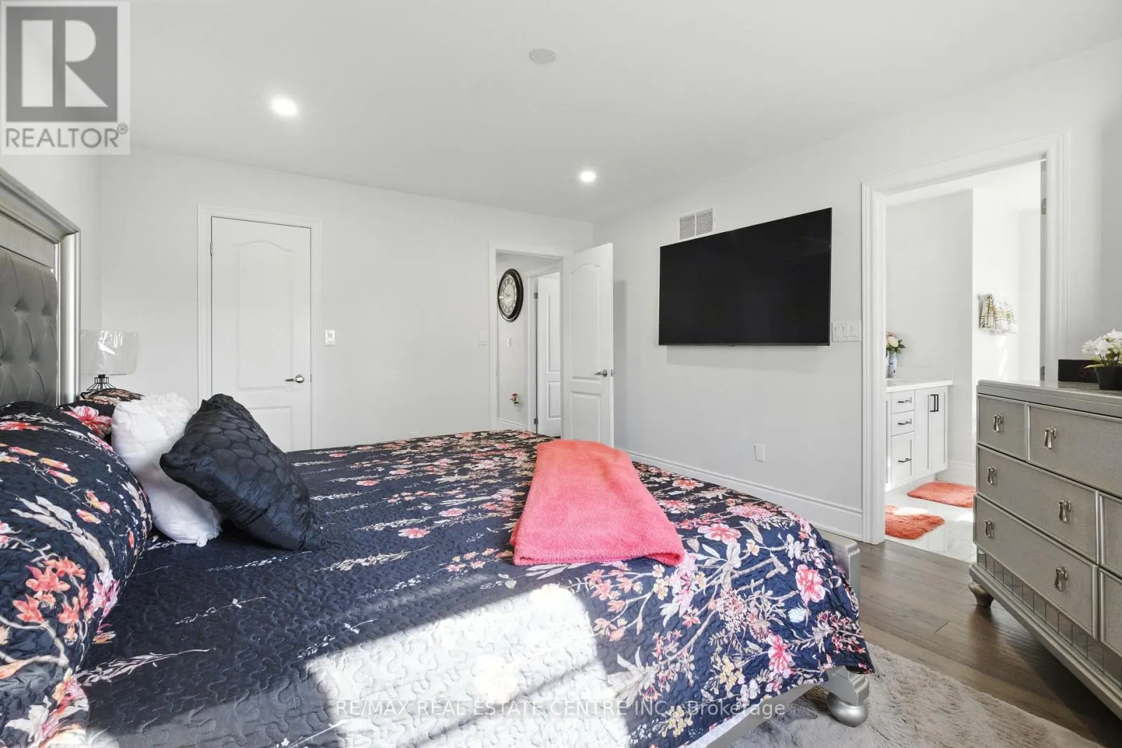 2 BRAMOAK CRESCENT
