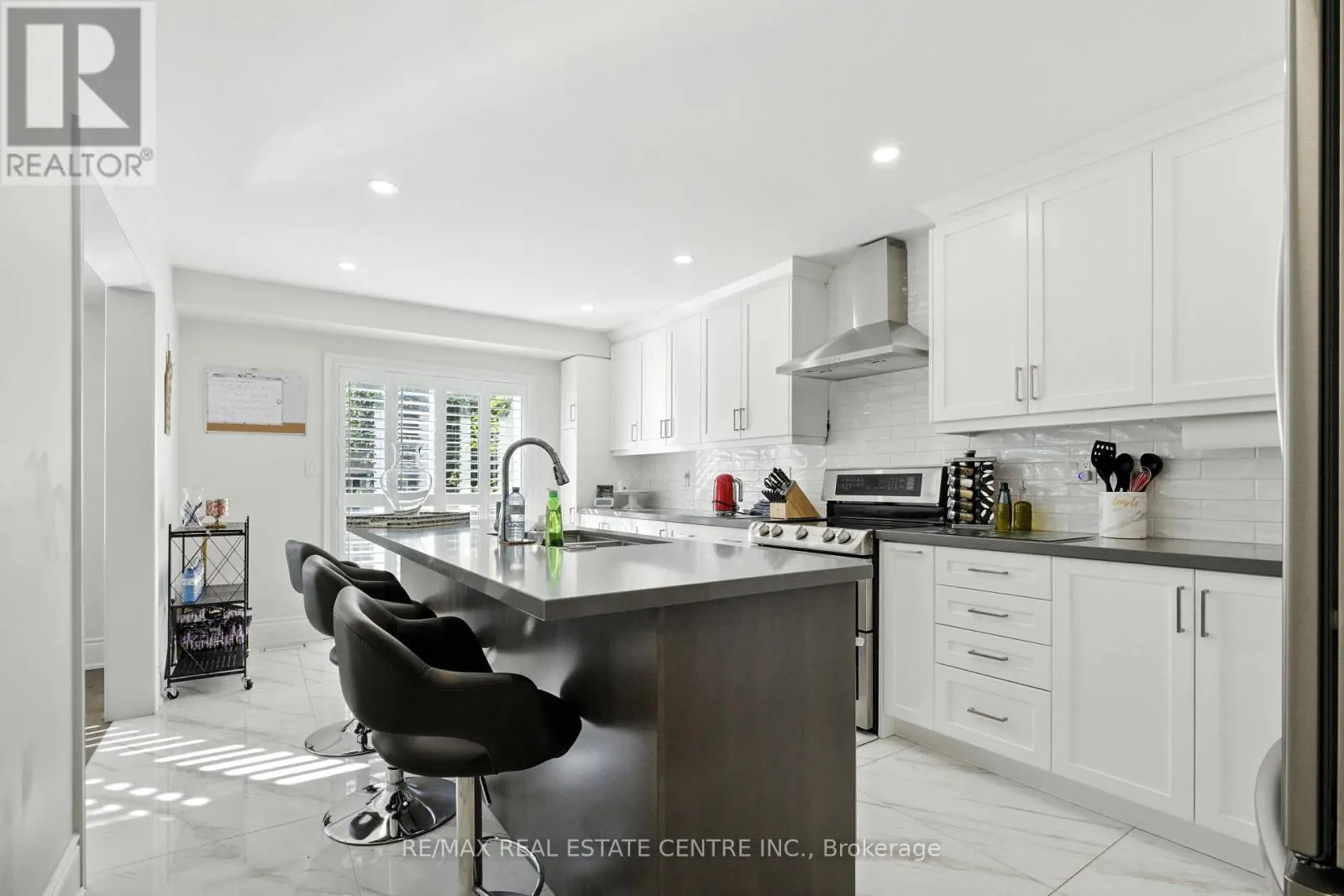 2 BRAMOAK CRESCENT