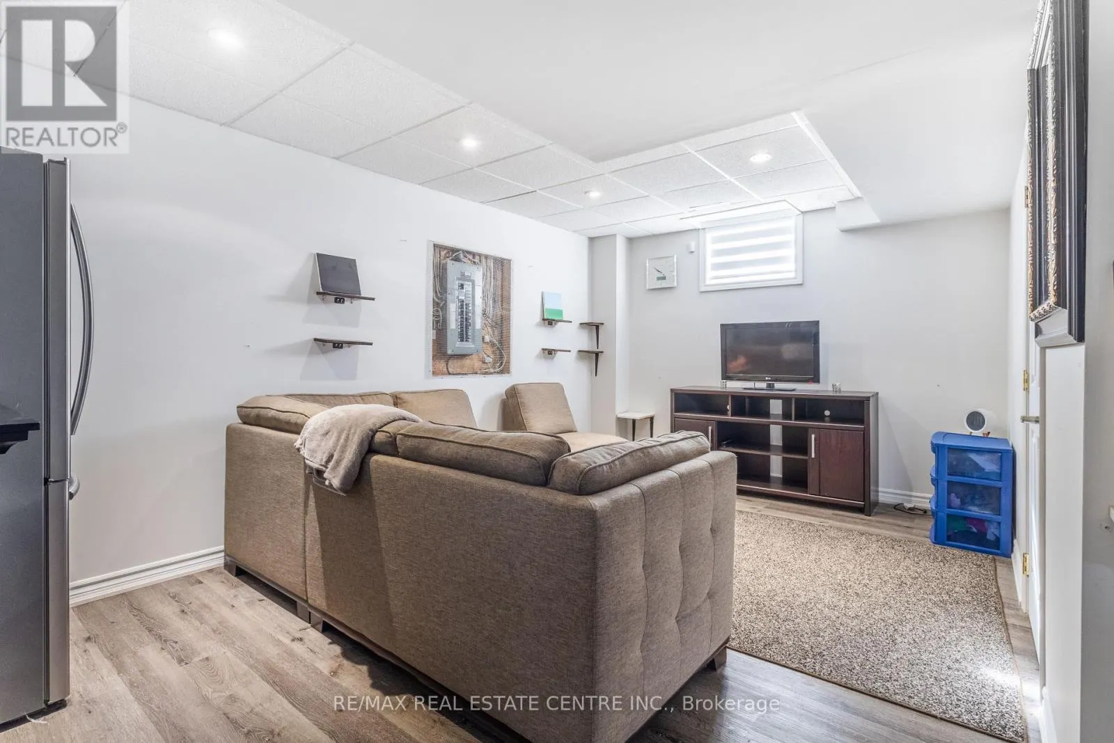 2 BRAMOAK CRESCENT