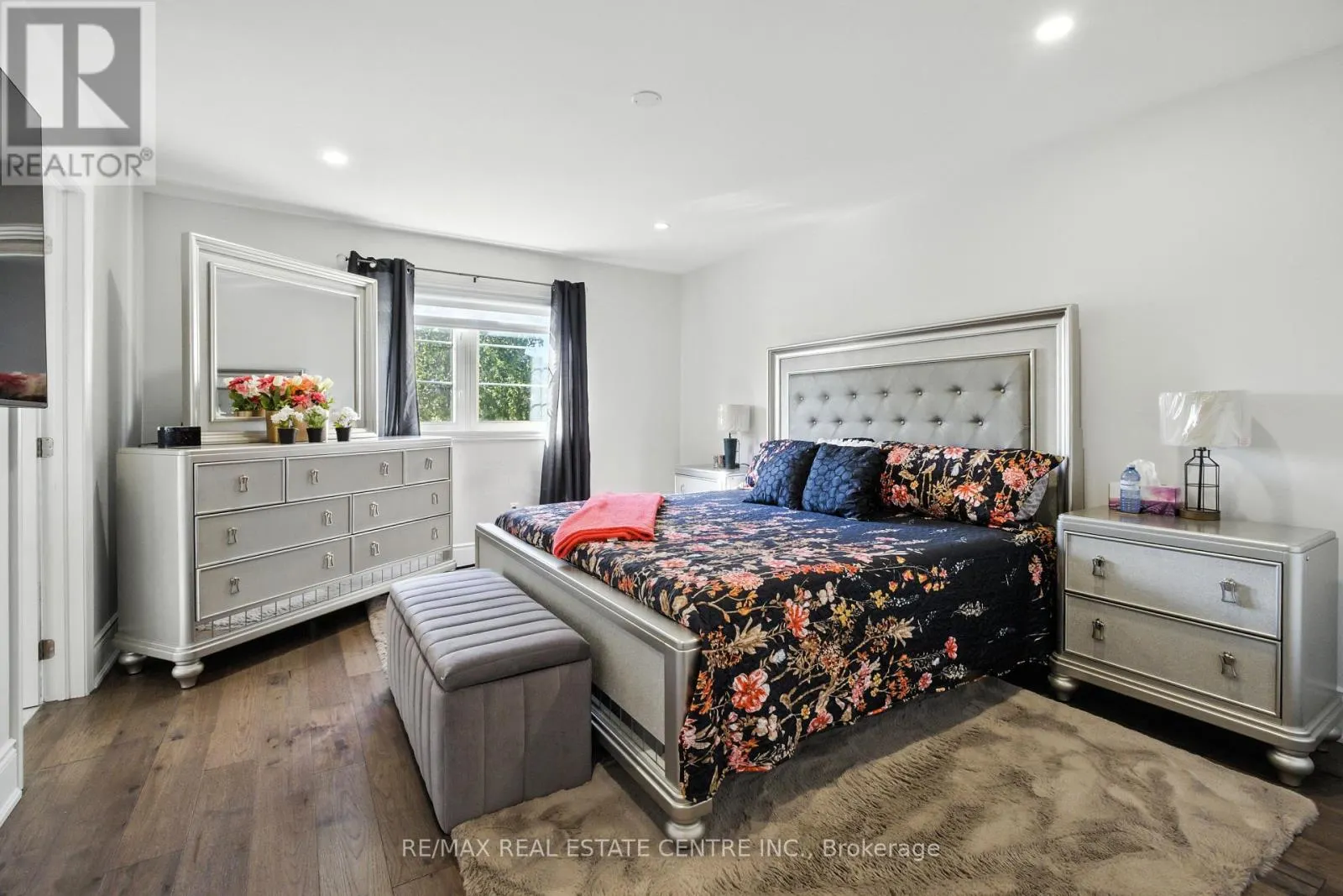 2 BRAMOAK CRESCENT