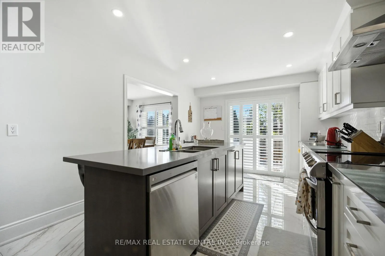 2 BRAMOAK CRESCENT