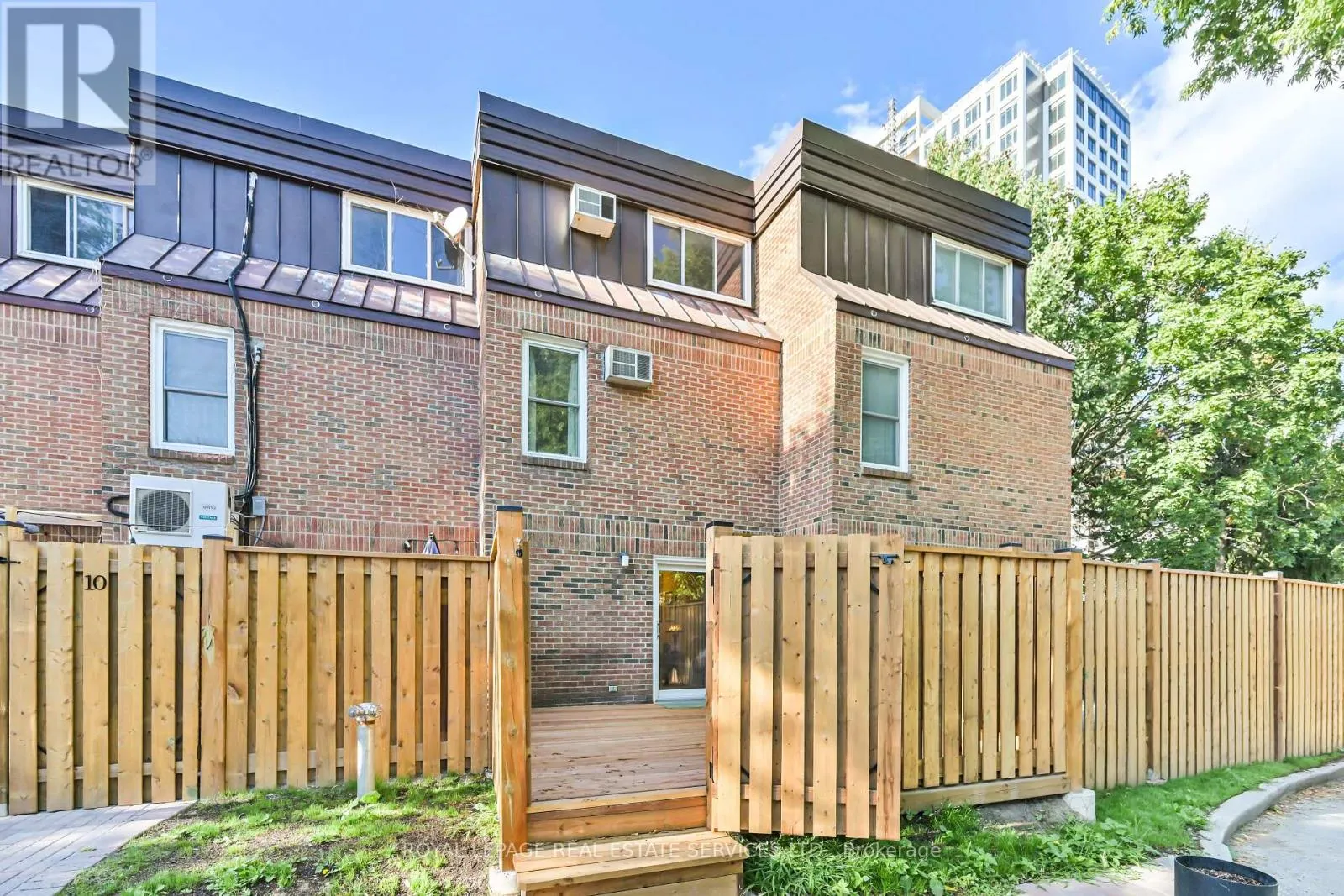 11 - 442 PERTH AVENUE