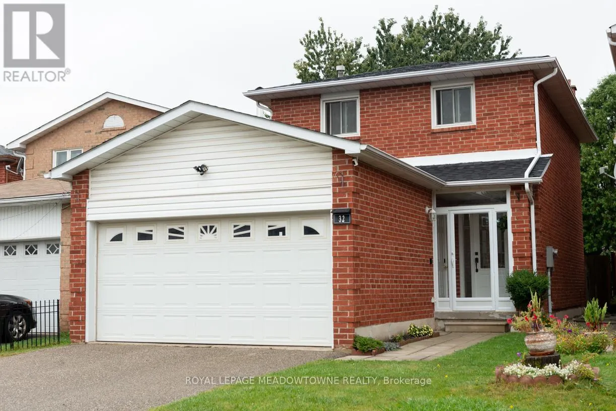 32 CLARRIDGE COURT