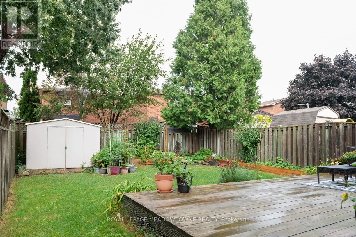 32 CLARRIDGE COURT
