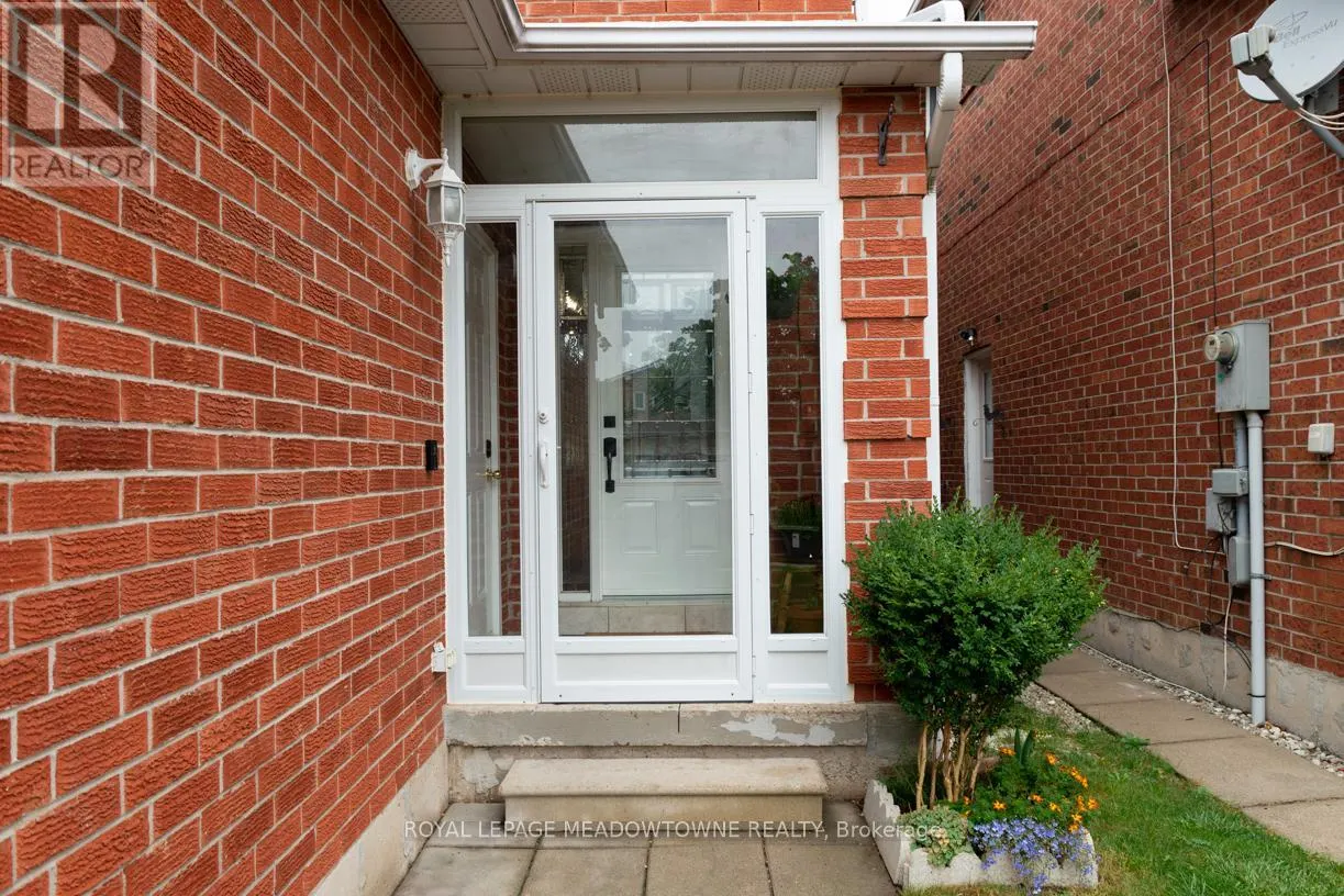 32 CLARRIDGE COURT