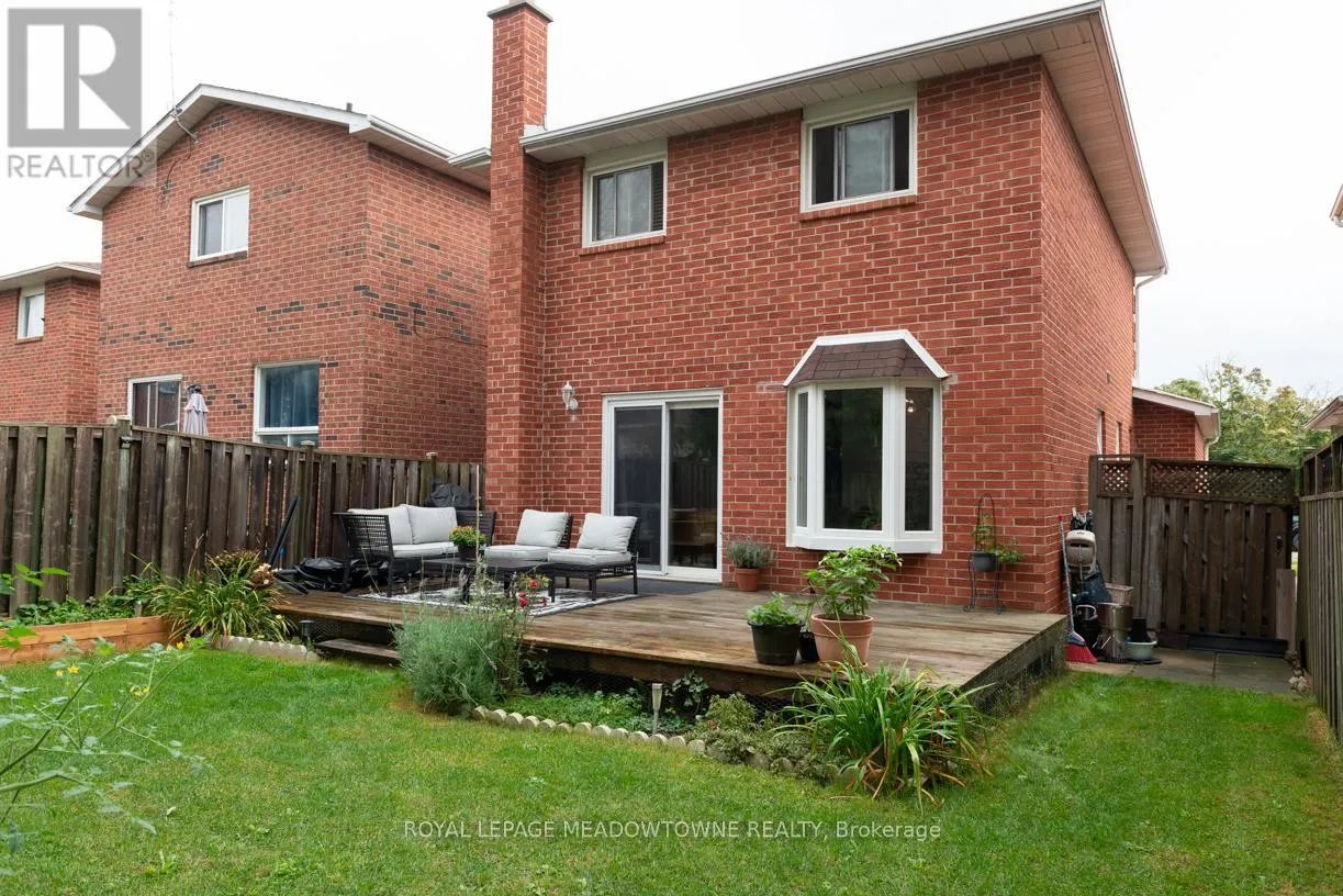 32 CLARRIDGE COURT