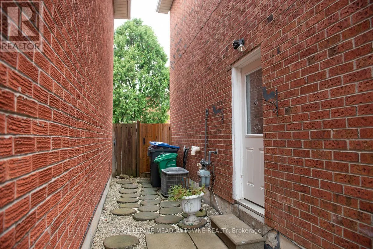 32 CLARRIDGE COURT