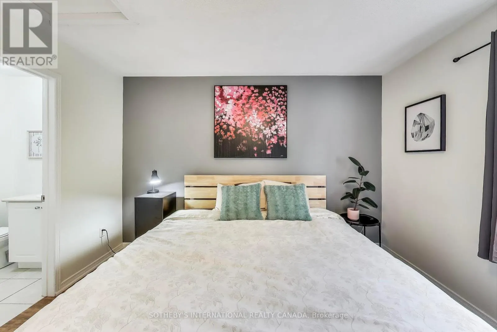 17 - 435 HENSALL CIRCLE