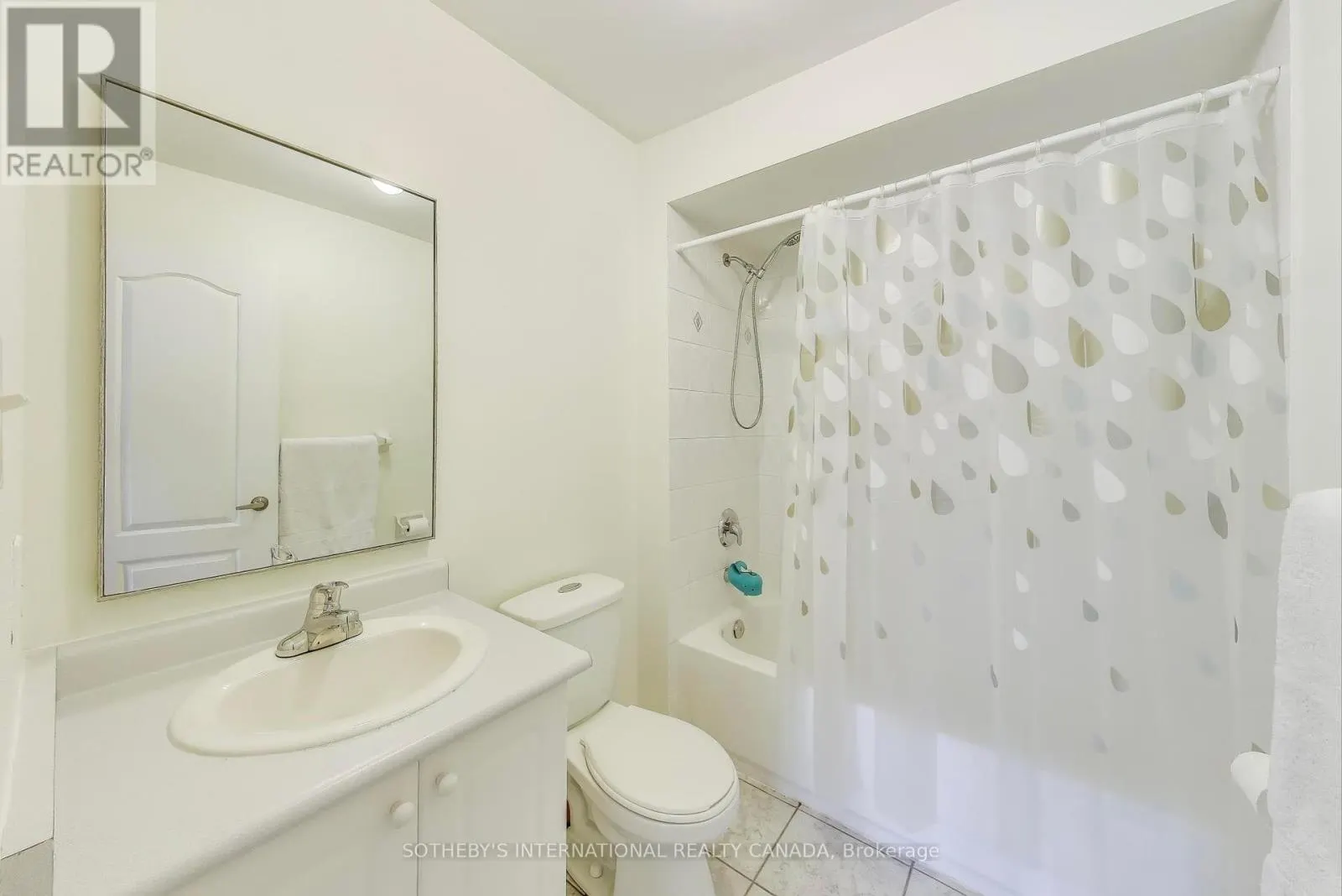 17 - 435 HENSALL CIRCLE