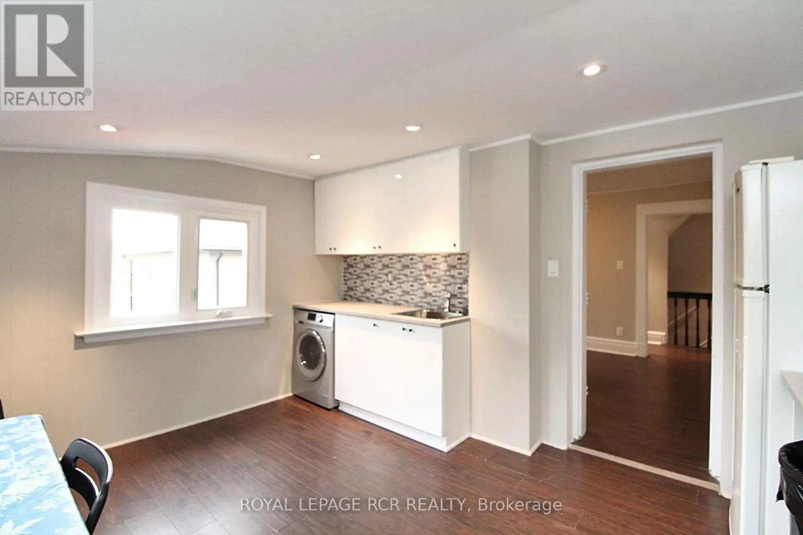 UPPER LEVEL - 69 KING STREET W
